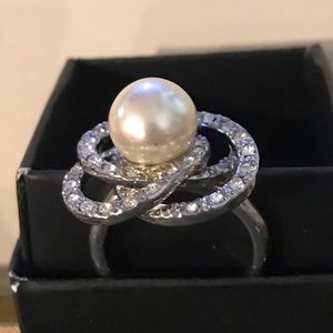 New Avon Pretty Pearlesque Ring Silvertone Size 7